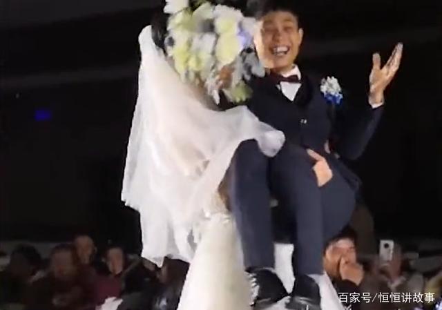 四川发生一起事件，地点在自贡市，现场情形让人笑出声-5.jpg