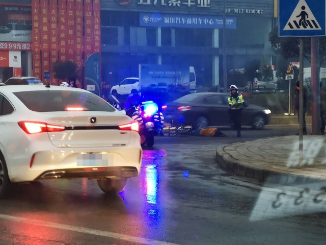 南环路贡井国税门口车祸......-5.jpg