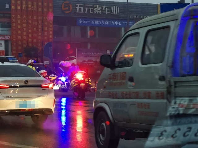 南环路贡井国税门口车祸......-3.jpg