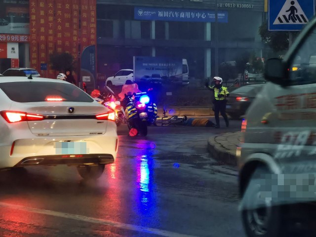 南环路贡井国税门口车祸......-4.jpg