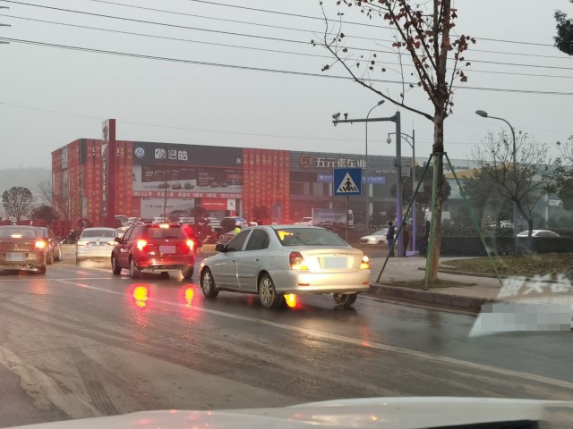南环路贡井国税门口车祸......-2.jpg