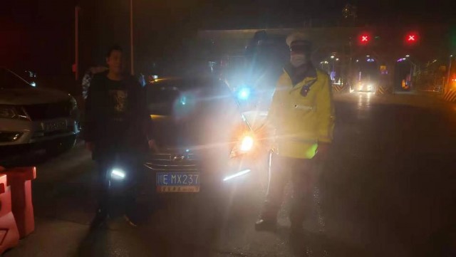 男子无证驾车行驶高速公路，被交警拦下后说“我以前开过农用车的”-1.jpg