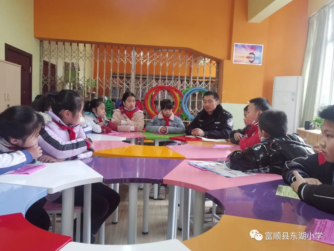 富顺县东湖小学开展反恐、防诈骗宣传活动-4.jpg