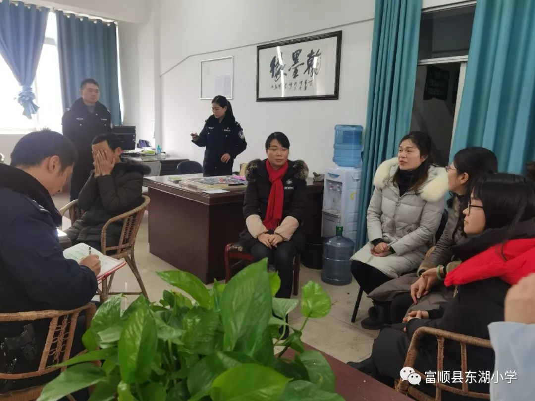 富顺县东湖小学开展反恐、防诈骗宣传活动-7.jpg