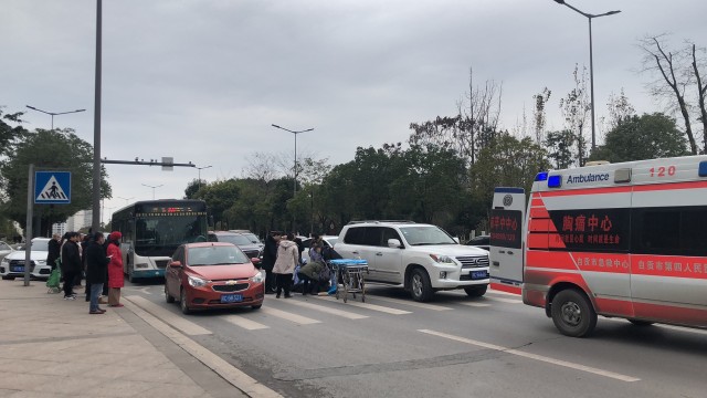 突发！泰丰国际城公交站附近的斑马线撞都个老人！-1.jpg