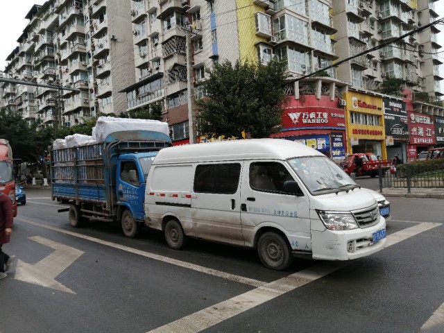 马吃水紫荆花都路口车祸-1.jpg