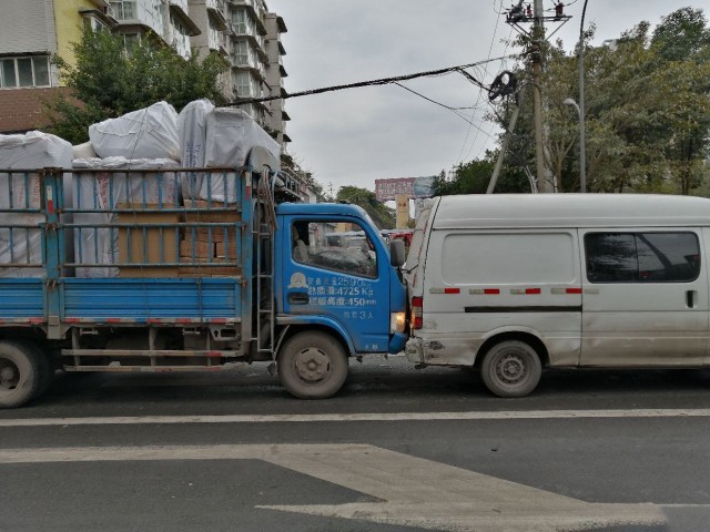 马吃水紫荆花都路口车祸-3.jpg