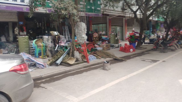 又是一些奇葩占停车位......-4.jpg