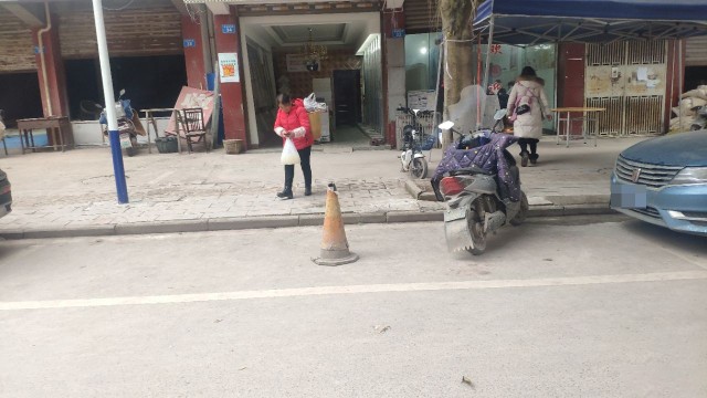 又是一些奇葩占停车位......-2.jpg