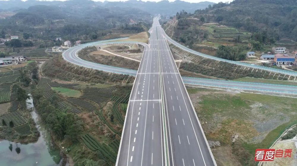 今天正式通车！自贡一小时“飙拢”成都-4.jpg
