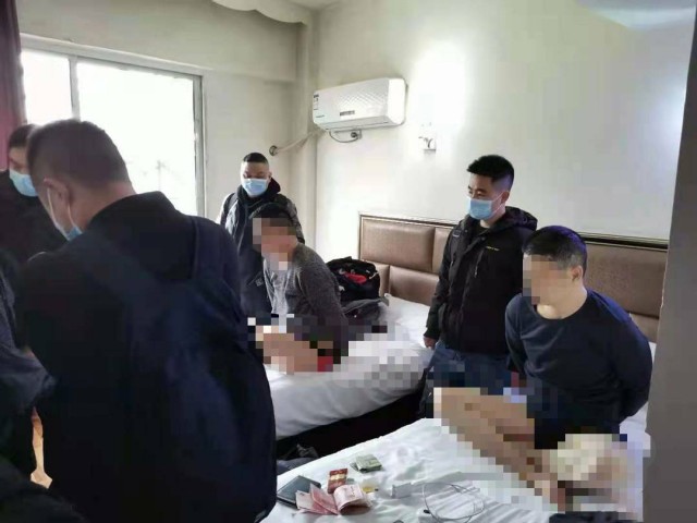 扒手流窜到四川自贡一分钟内连盗两部手机，一周后在泸州落网-1.jpg