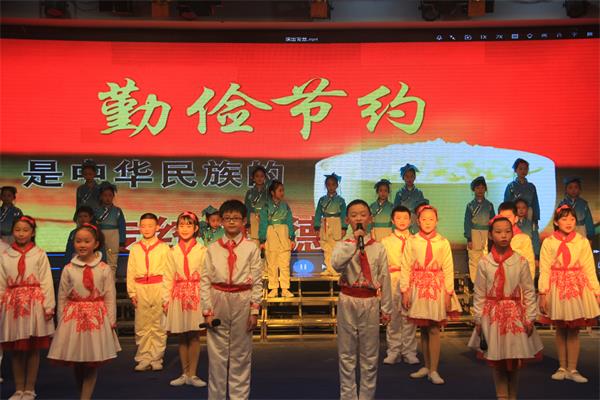 自贡市蜀光绿盛实验学校举行庆元旦迎新春暨拓展课展演-1.jpg