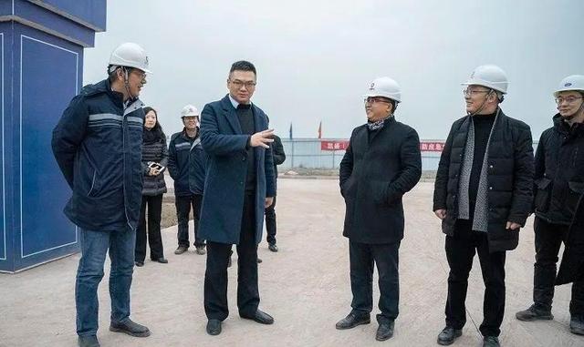 自贡高新：不能回家也温暖 刘军为一线工人送上节日的慰问-1.jpg