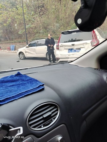 突发！自贡沙湾王爷庙附近多车相撞，面包车被撞得稀烂！-3.jpg