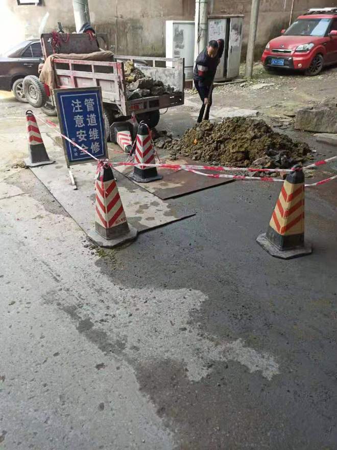 无畏风雨抢修忙，保障供水人心暖-3.jpg