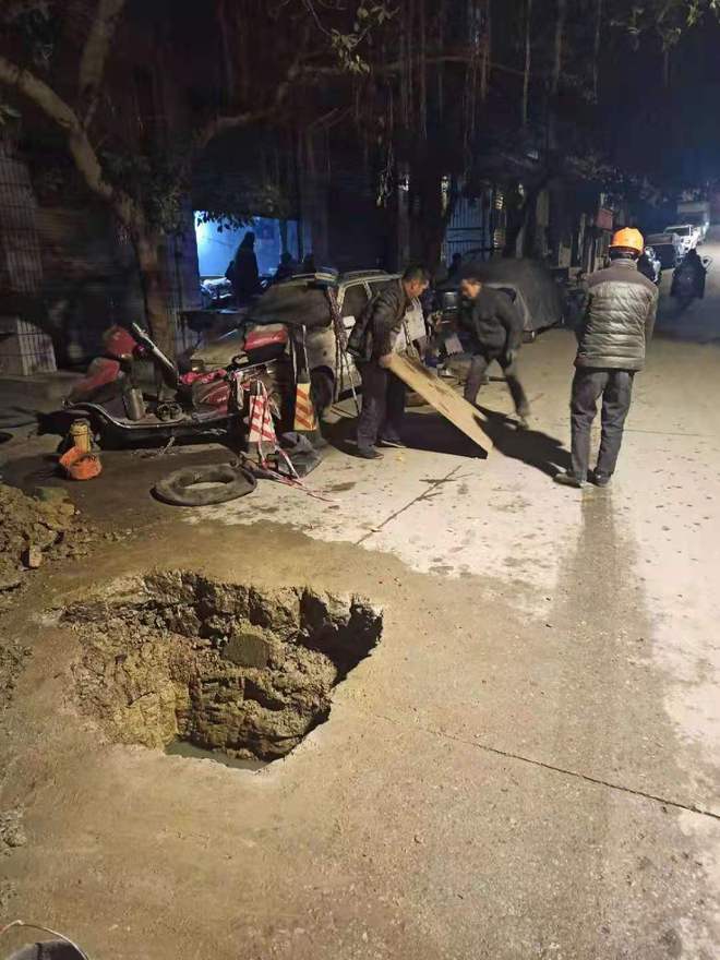 无畏风雨抢修忙，保障供水人心暖-1.jpg