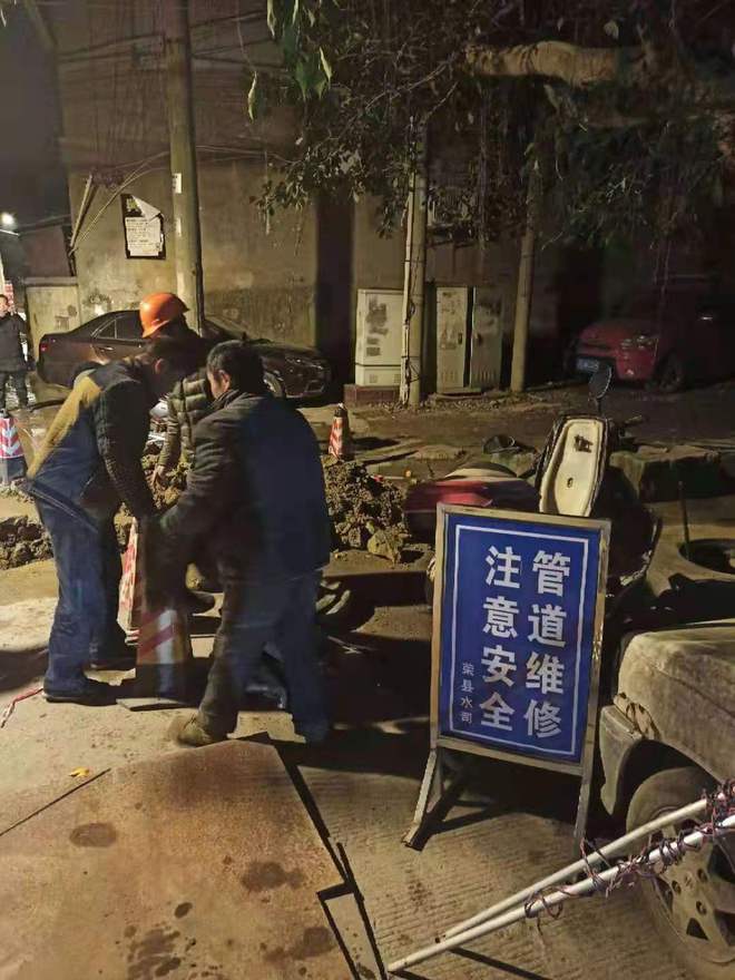 无畏风雨抢修忙，保障供水人心暖-2.jpg