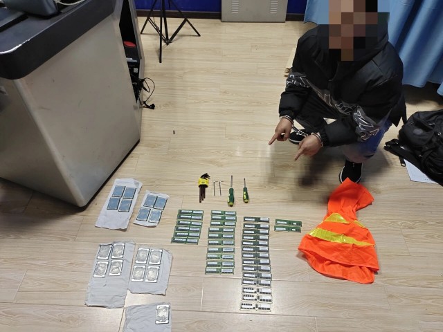 一名专偷收费站内存条的惯犯在自贡落网了-2.jpg