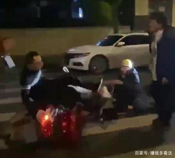 自贡一路虎车主将女外卖员撞倒，还狂扇对方巴掌，被路人一脚踹飞-1.jpg
