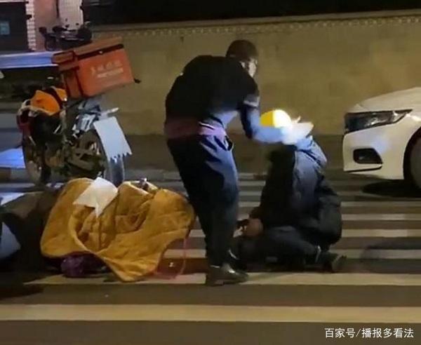 自贡一路虎车主将女外卖员撞倒，还狂扇对方巴掌，被路人一脚踹飞-3.jpg