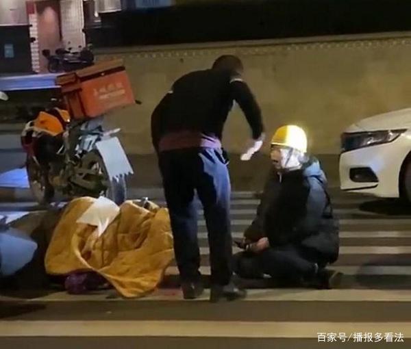 自贡一路虎车主将女外卖员撞倒，还狂扇对方巴掌，被路人一脚踹飞-2.jpg