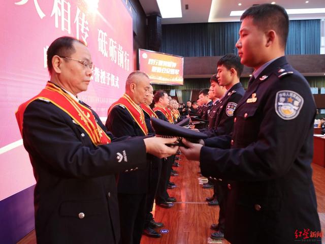 庆祝首个中国人民警察节 四川自贡公安重温入警誓词-2.jpg
