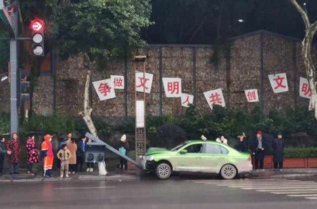 自贡出租让人胆战心惊，杆杆儿都撞翻求了！-1.jpg