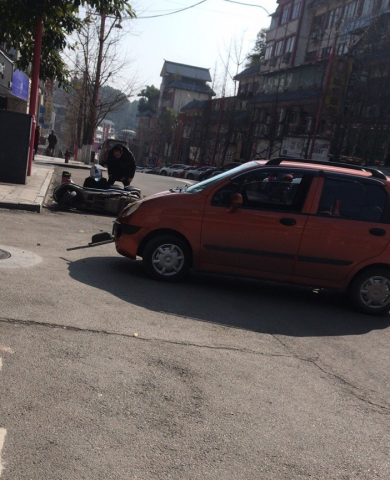 东方广场突发撞车！一QQ车将踏板车撞翻！-1.jpg