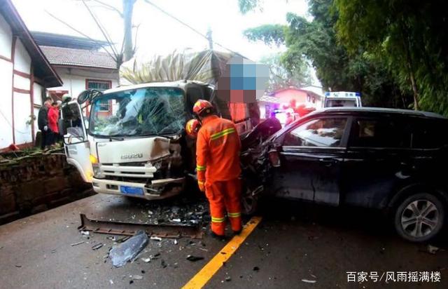 自贡发生一起交通事故，司机受伤被困车上，救援现场曝光-1.jpg