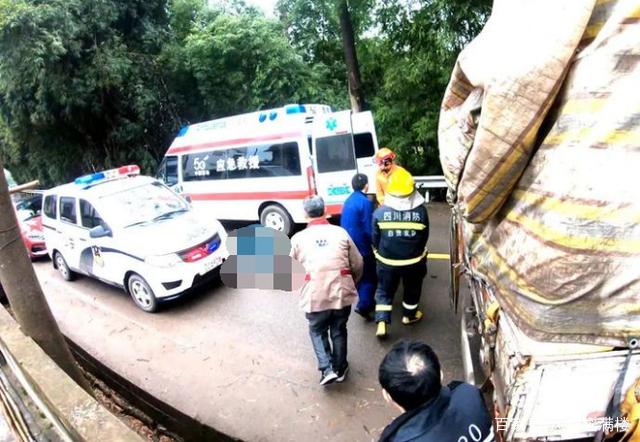 自贡发生一起交通事故，司机受伤被困车上，救援现场曝光-4.jpg