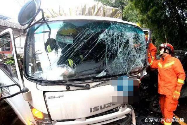自贡发生一起交通事故，司机受伤被困车上，救援现场曝光-2.jpg