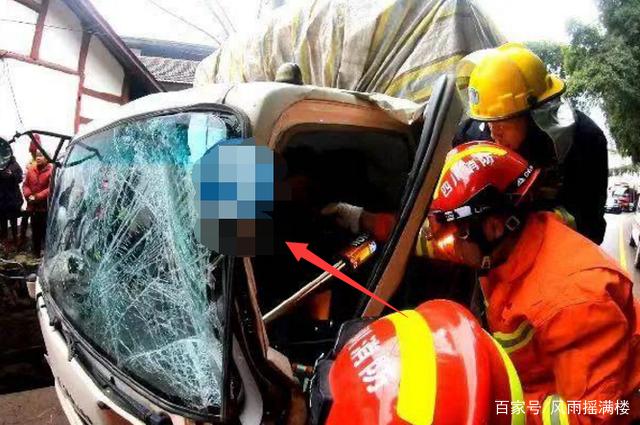 自贡发生一起交通事故，司机受伤被困车上，救援现场曝光-3.jpg