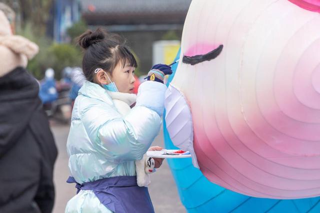 绘制彩灯感受传统文化 “小小光影造梦师”走进中华彩灯大世界-7.jpg