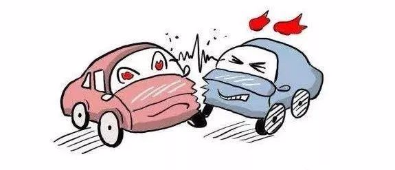 自贡汇西一小车发生惨烈车祸！车头被撞的近乎粉碎！-1.jpg