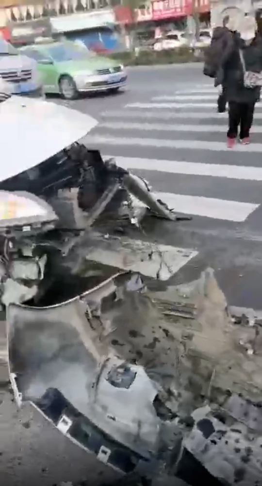 自贡汇西一小车发生惨烈车祸！车头被撞的近乎粉碎！-2.jpg