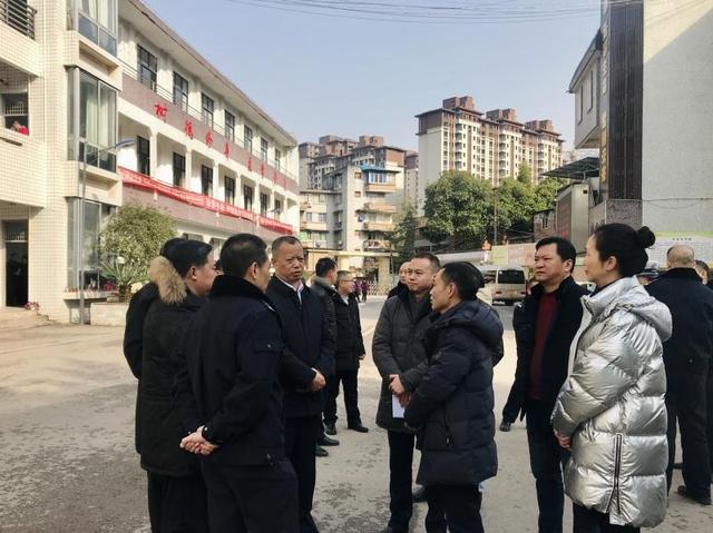 黄金盛副市长到自贡市田家炳中学视察调研校园安全治理工作-1.jpg