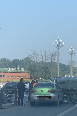 毛家坝网红桥两辆车又“亲”上了-1.jpg