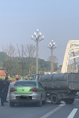 毛家坝网红桥两辆车又“亲”上了-2.jpg