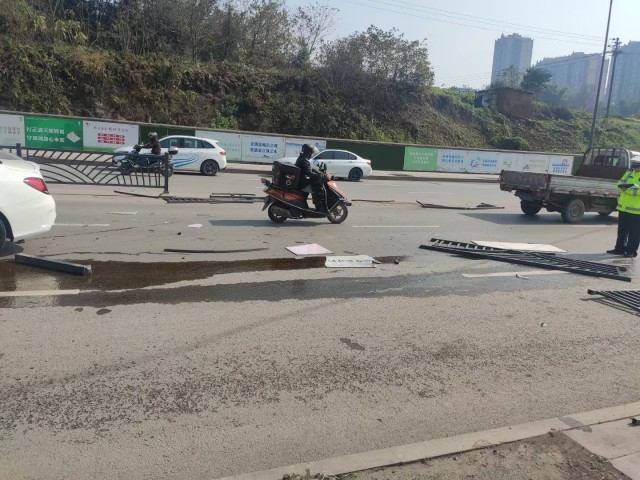 大岩洞车祸，一奔驰撞到护栏，安全气囊都弹出来了......-3.jpg