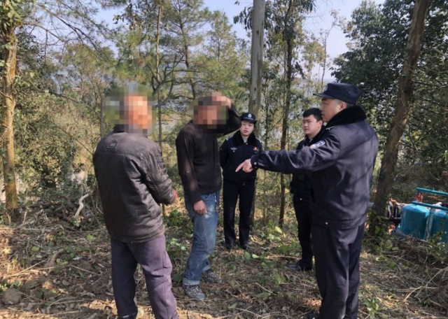 不自觉！自贡三名男子在林区点火抽烟被罚！警方严查两起违规野外用火案-3.jpg