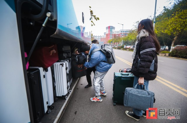 开通返乡直通车 省汽运自贡集团打造“春风行动”学生版-2.jpg