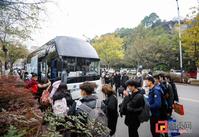 开通返乡直通车 省汽运自贡集团打造“春风行动”学生版-1.jpg