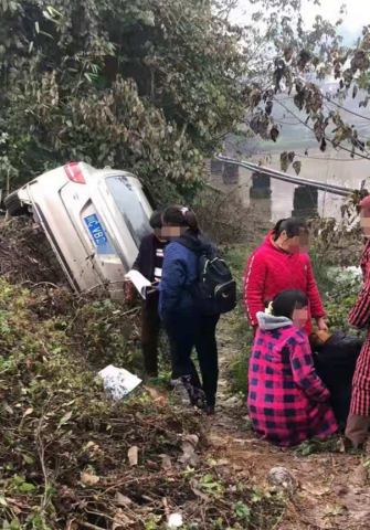 突发！自贡一白色小车冲坡下面去了，前面就是河，一女子坐地不起！-1.jpg