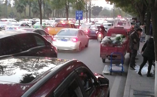 昨天，东盐都大道“三八路口”堵塞严重！！！-1.jpg
