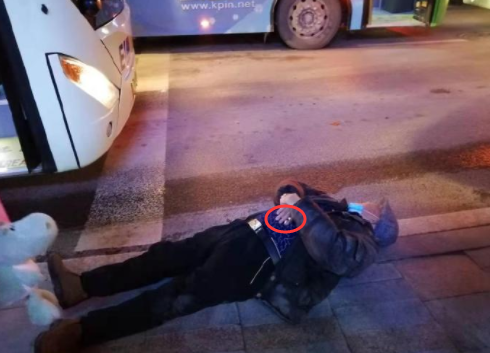昨天自贡有个大爷碰瓷公交车？？-3.jpg