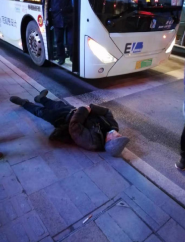 昨天自贡有个大爷碰瓷公交车？？-4.jpg