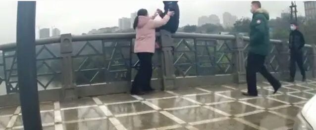 巧扮“知心姐姐”救下轻生少年，给这位女警点赞！-1.jpg