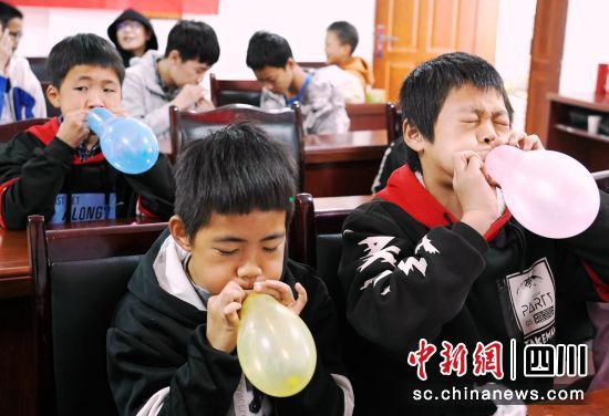 感动！富顺留守儿童集体过生 出现暖心一幕！-2.jpg