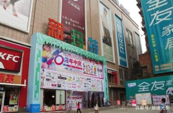 自贡一家大型商场倒闭，曾经辉煌了10年，紧挨着医院和公园-1.jpg