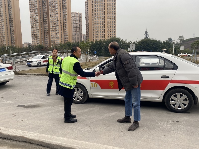 励志！自贡八旬老人喜领驾照-1.jpg